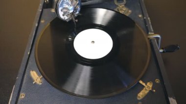 Eski gramofon çalma da üst görünüm. İğne vintage pikap dönen siyah vinil kayıt üzerinde sorunsuz kayar. Retro konsepti. Yavaş çekim Yakın çekim