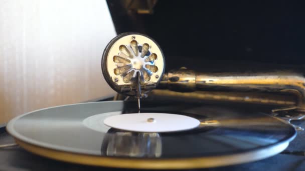 Vista de detalhes sobre estilete com agulha deslizando suavemente no disco de vinil preto girando na plataforma giratória vintage. Fechar de tocar gramofone. Conceito retrô. Movimento lento — Vídeo de Stock