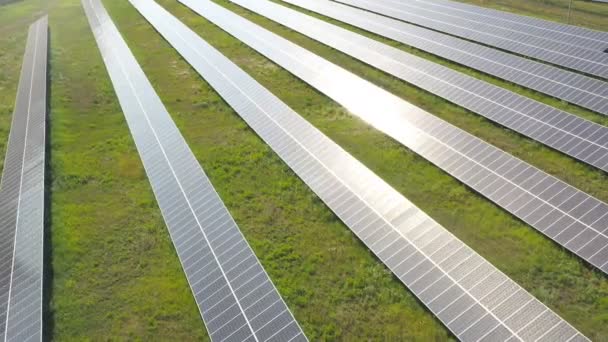 여러 개의 태양 전 지판 이 지상에 설치되어 있다. 재생 가능 한 녹색 에너지를 생산하는 태양 발전소의 공중 촬영. 태양 전 지판 표면에 반사되어. 깨끗 한 생태 에너지 생산. 클로즈업 — 비디오