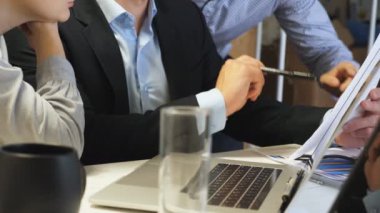 Ofisteki istatistiksel verileri inceleyen profesyonel yöneticilerin erkek ve kadın elleri. İş arkadaşları mali raporları kontrol ediyor. İş geliştirme bölümünde çalışan genç meslektaşlar. Kapat.