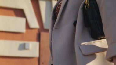 Genç bayan müşteriler alışverişlerden sonra kaldırımda yürürken alışveriş torbalarını tutarlar. Modaya uygun bir kadın, şehir caddesinde kağıt paketler taşıyor. Boş zaman ve boş zaman kavramı. Crane çekim ağır çekim