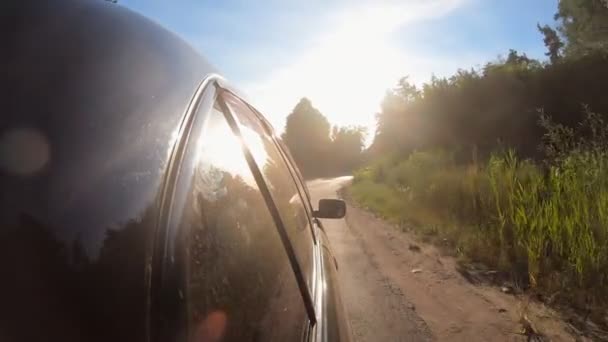 ПОВ з боку автомобіля, що їде на шосе в сонячний літній день. Чорний автомобіль рухається вздовж автомагістралі через красивий мальовничий пейзаж. Автомобільна їзда на проїжджій частині країни. Концепція дорожньої подорожі — стокове відео