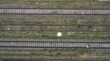 Endüstriyel tren istasyonunda yük trenleri ya da yolcular için pist üzerinde uçmak. Demiryolu terminalinin havadan görüntüsü. Taşımacılık ya da nakliye mallarının teslimatı. Üst görünüm