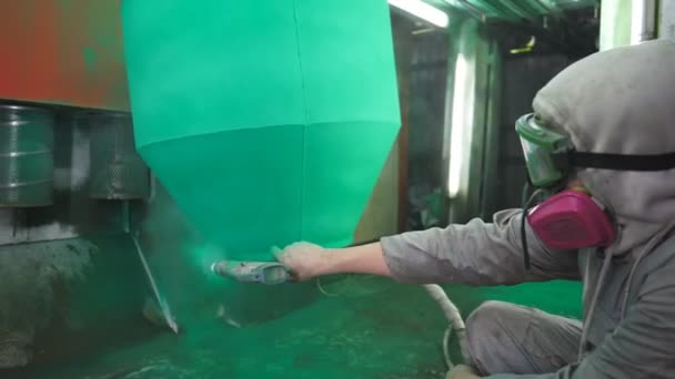 Festő permetező zöld festék részletesen speciális fülkében. Biztonsági kopás technikus, aki az ipari gyártásban dolgozik. Festési folyamat a gyárban. Az ember alkatrészeket fest a termelésben. Lassú — Stock videók