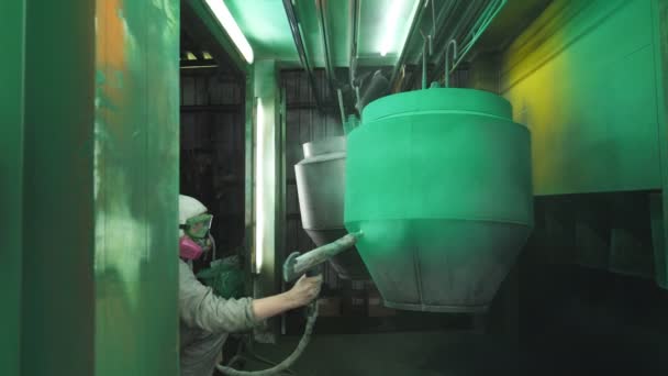 Ipari festési folyamat a kamrában. Festő permetező zöld festék részletesen speciális fülkében. Biztonsági kopás technikus az ipari gyártásban. Mesterfesték alkatrészek speciális műhelyben — Stock videók