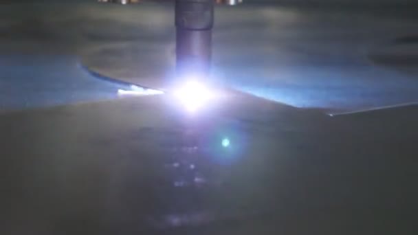 Cortador láser en el trabajo. Corte por plasma de metal con cnc. Fabricación de una pieza de trabajo a partir de una hoja de acero. Producción metalúrgica industrial. Hacer detalles en el taller. Tecnologías con alta precisión — Vídeos de Stock