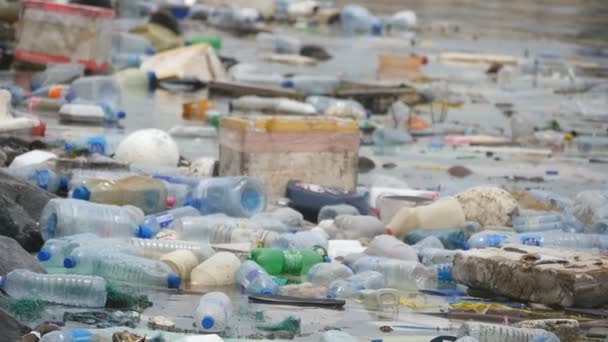 Contaminación ambiental. Botellas de plástico, bolsas, basura en el río, lago. Basura y contaminación flotando en el agua. Movimiento lento — Vídeos de Stock