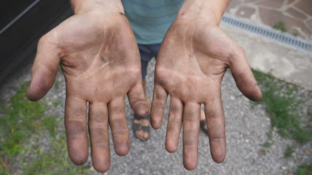 Mechanik pokazuje ręce w oleju opałowym po zakończeniu pracy. Zamknij Powolny ruch — Wideo stockowe