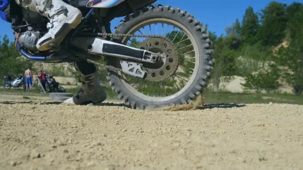 Мотоцикл начинается. Изучаемое мотокросс колесо начинает вращаться, поднимая грязь. Медленное движение — стоковое видео