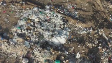 Çöpe atılan çöplerin hava görüntüleri kırsal kesimlerin arasında duruyor. Plastik ve diğer endüstriyel atıklarla çöplerin üzerinde uçmak. Küresel çevre kirliliği sorunu. Ekolojik felaket. Üst görünüm