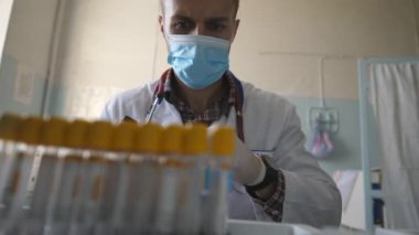 Tıbbi kontrol ve test tüplerini analiz örnekleriyle COVID-19 'a işaretleme. Laboratuvarda çalışan tıp üniformalı bilim adamı ya da doktor. Corona virüsü salgınından korunma kavramı. Kapat..