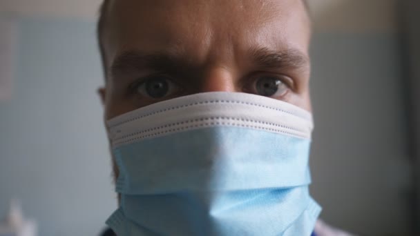 Męski Lekarz Masce Ochronnej Przed Wirusem Portret Lekarza Patrzącego Kamerę — Wideo stockowe