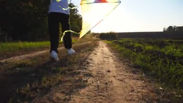 Následujte Šťastné Dítě Jogging Duhou Draka Venkovské Cestě Sluncem Pozadí — Stock video