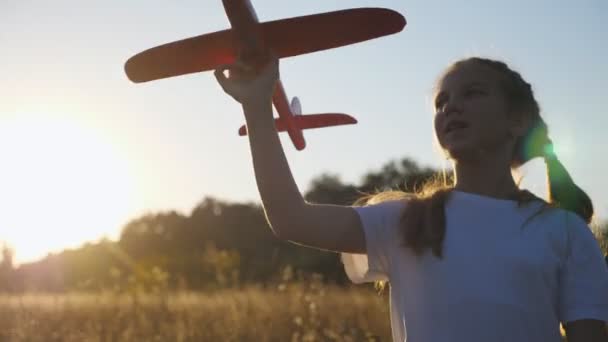 Šťastná Usměvavá Dívka Hraje Letadlem Venkově Malé Ženské Dítě Kráčející — Stock video