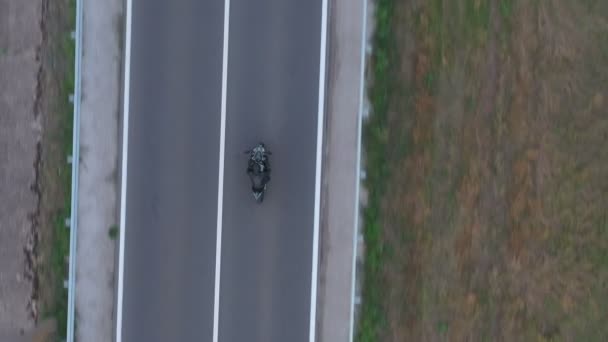 Widok Góry Motocyklisty Wyścigi Jego Motocykl Drodze Kraju Facet Jeździ — Wideo stockowe