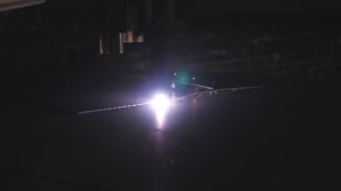Metal plakadan plazma kesimi. Çelik bir levhadan çalışma malzemesi üretmek. Lazer kesici çalışıyor. Endüstriyel metal üretimi. Atölyede detayları anlatıyorum. Yavaşça kapat..
