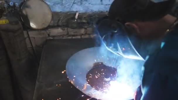 Hombre Soldadura Partes Del Detalle Metal Juntos Fabricación Industrial Trabajador — Vídeos de Stock