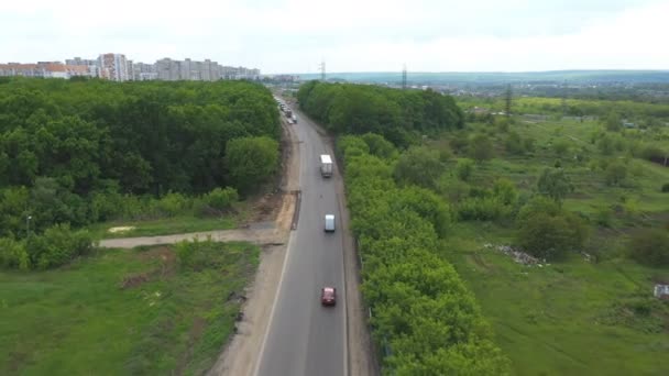 Luftaufnahme Eines Lastwagens Der Auf Einer Neuen Autobahn Durch Die — Stockvideo