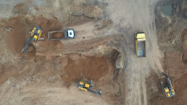 Tiro Aéreo Terra Mineração Site Drone Voando Sobre Escavadoras Escavando — Vídeo de Stock