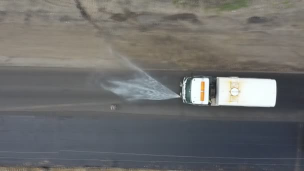 Foto Aérea Agua Salpicada Coche Carretera Asfaltada Renovada Vista Superior — Vídeo de stock