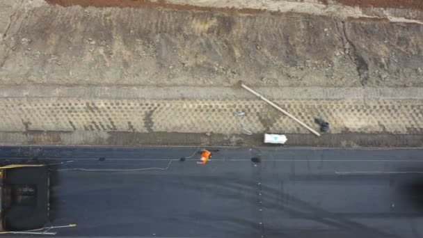 Tiro Aéreo Trabalhadores Com Paver Construção Auto Estrada Drone Voando — Vídeo de Stock