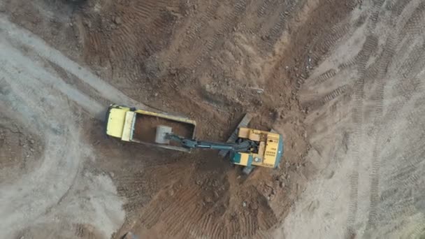 Maden Sahasının Havadan Görüntüsü Kazı Aracının Üzerinden Uçan Atık Kamyonuna — Stok video