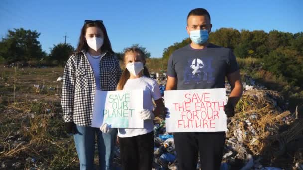 Portrait Young Couple Small Daughter Protective Masks Standing Background Garbage — Stockvideo