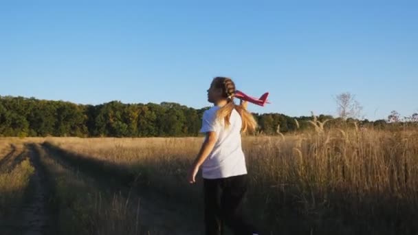 Μικρό Θηλυκό Παιδί Τρέχει Αεροπλάνο Στο Χέρι Μέσα Από Επαρχιακό — Αρχείο Βίντεο