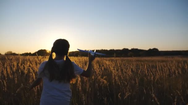 Беззаботная Маленькая Девочка Бегает Самолетом Травяному Полю Счастливые Детские Пробежки — стоковое видео