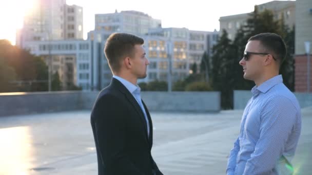 Dois Jovens Homens Negócios Livre Praça Cidade Conversando Empresários Encontram — Vídeo de Stock