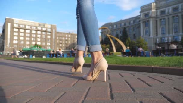 Patas Femeninas Zapatos Tacón Alto Caminando Por Calle Urbana Los — Vídeos de Stock