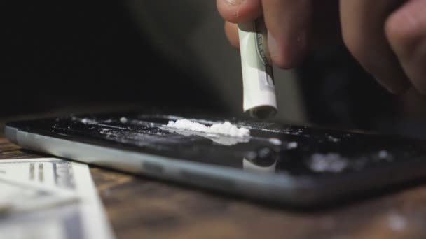 Мужчина Наркоман Нюхает Кокаиновую Линию Экрана Телефона Через Извращенную Долларовую — стоковое видео