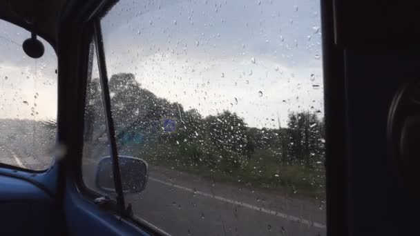 Вид Через Боковое Стекло Старого Ретро Автомобиля Движении Дождливую Погоду — стоковое видео