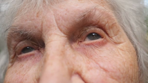 見上げる古い祖母の肖像画 それらの周りのしわを持つ高齢者女性の目を閉じる — ストック動画