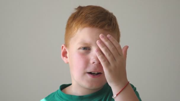 Portrait Amazed Red Hair Boy Freckles Indoor Adorable Young Kid — Stockvideo