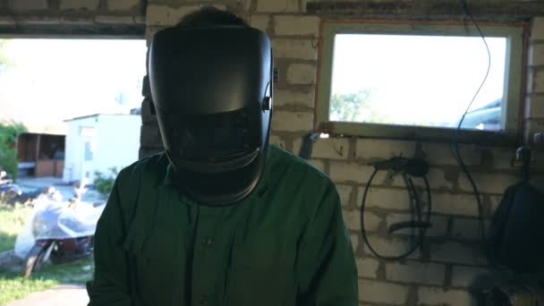 Mechaniker Bei Seiner Arbeit Mit Schutzmaske Mann Arbeitskleidung Arbeitet Garage — Stockvideo