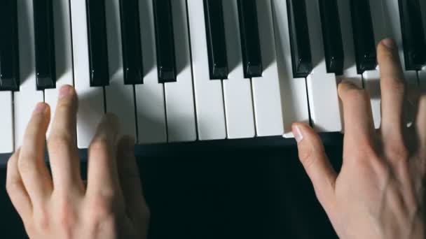 Mains Musicien Masculin Jouant Synthétiseur Hommes Bras Joue Solo Musique — Video