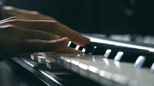 Κλείστε Επάνω Δάχτυλα Του Πιανίστα Στο Πλήκτρα Πιάνου Mens Όπλων — Αρχείο Βίντεο