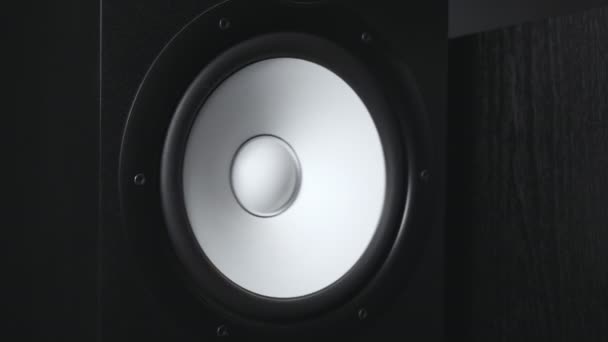 在录音室关闭移动低音扬声器 白色扬声器在低频下听到响亮的音乐 脉动和震动 现代高保真扬声器膜的工作 慢动作 — 图库视频影像