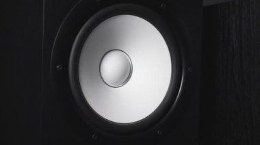 Kayıt stüdyosu modern sub-woofer taşınmayı kapatın. Titreşimli ve ses titreşimli ses hoparlör yuvarlak beyaz düşük frekansta. Yüksek sadakat hoparlör membran eseri. Ağır çekim.