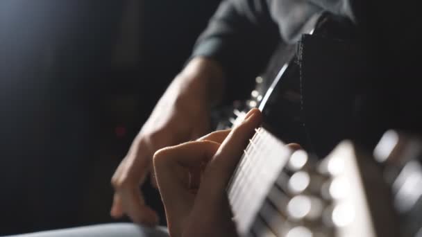 문자열에서 기타리스트의 손가락을 닫습니다 음악의 일렉트릭 기타에 음악가의 손입니다 스튜디오에서 — 비디오