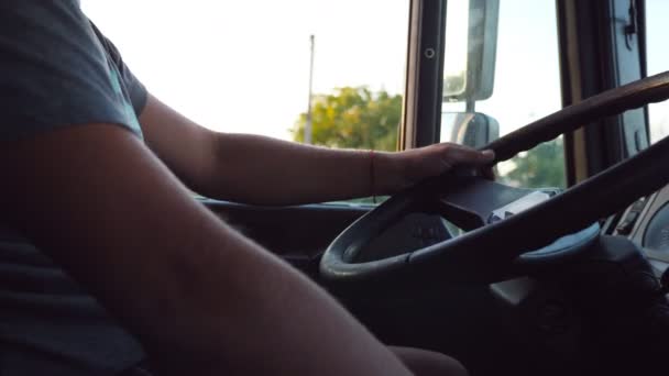 Człowieka Nie Poznania Trzymania Rąk Kierownicy Jazda Samochodem Kraju Road — Wideo stockowe