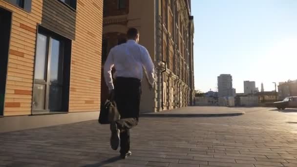 Mladý Obchodník Kufříkem Pobíhajícím Ulici Úspěšný Manažer Podívá Hodinky Jogging — Stock video