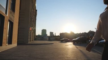 Başarılı iş adamları iş toplantısı sırasında birbirlerini selamlıyorlar. Erkek yöneticinin kolu, kasabadaki ortağına siyah bir evrak çantası uzatıyor. Genç meslektaşlarım dışarıda el sıkışıyor. Yavaşça kapat..