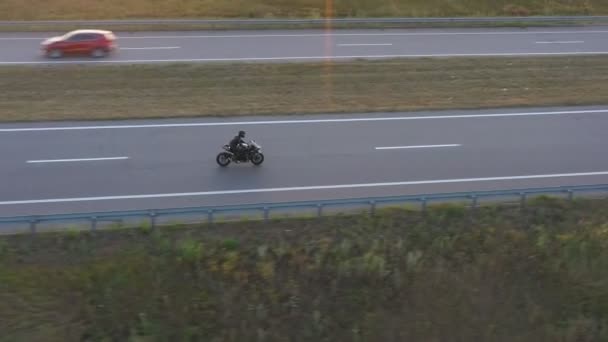 Man Riding Modern Sport Motorbike Highway Motorcyclist Racing His Motorcycle — ストック動画