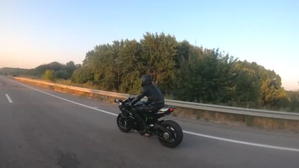 Motorcyklisten Tävlar Sin Motorcykel Landsvägen Killen Som Kör Cykel Resan — Stockvideo