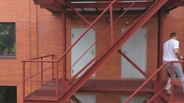 Acele et genç işadamı merdivenlerden ofise doğru koşuyor. Müdür aceleyle iş merkezinin merdivenlerine tırmanıyor ve işe geç kalıyor. Evrak çantalı girişimci işe gidiyor. Gidiş dönüş kavramı.