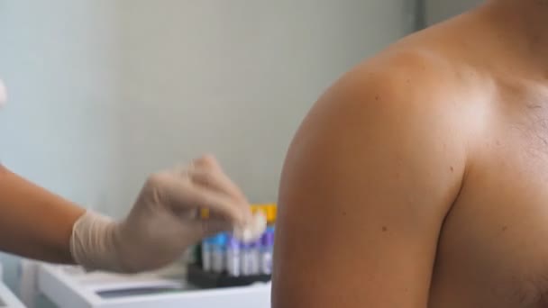 실에서 주사를 만드는 장갑의 간호사 Covid 바이러스 접종은 병원의 바이러스 — 비디오