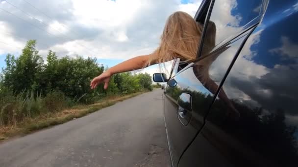 Carefree Little Girl Leans Out Moving Car Holds Her Arm — Vídeo de Stock