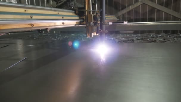 Plasmaschneiden Von Metallplatten Mit Einem Cnc Herstellung Eines Werkstücks Aus — Stockvideo